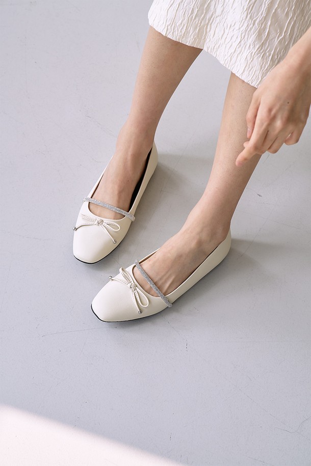 [PICCADILLY] 피카딜리 272003 플랫슈즈_오프화이트(1.5cm)는 부드러운 비건가죽 소재에 라운드 앞코 디자인으로 편안함을 제공하는 여성 플랫슈즈입니다. 1.5cm 플랫 굽과 슬립온 스타일로 편안하게 착용 가능하며, 실크터치 안감과 메모리폼 인솔이 부드러운 착화감을 선사합니다. 봄, 여름, 가을 계절에 맞춰 데이트룩, 오피스룩 등 다양한 TPO에 클래식, 미니멀, 캐주얼 스타일로 연출하기 좋습니다. 360도 컴포트 기술, 논슬립 TPR 밑창, 스크래치 방지 기능, 수분 흡수 기능, 크리스탈/메달 장식과 통기성을 더하여 기능성과 디자인을 모두 갖췄습니다. 오프화이트 색상으로 어떤 의상에도 쉽게 매치할 수 있습니다.
