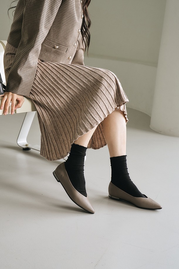 [PICCADILLY] 피카딜리 274065-24 플랫슈즈_토프(1.5cm)는 비즈니스와 일상에서 모두 활용 가능한 여성 플랫슈즈입니다. 부드러운 비건 가죽과 마이크로레더 소재로 제작되어 편안한 착용감을 제공하며, 라운드 토 디자인으로 발을 편안하게 감싸줍니다. 1.5cm 플랫 굽과 슬립온 스타일로 활동성을 높였으며, 실크 터치 안감과 메모리폼 쿠션, 360도 컴포트 기술을 통해 편안함을 더했습니다. 토프 컬러의 무지 디자인으로 오피스룩, 비즈니스 캐주얼, 출근룩 등 다양한 스타일에 클래식하고 미니멀하게 매치할 수 있습니다.
