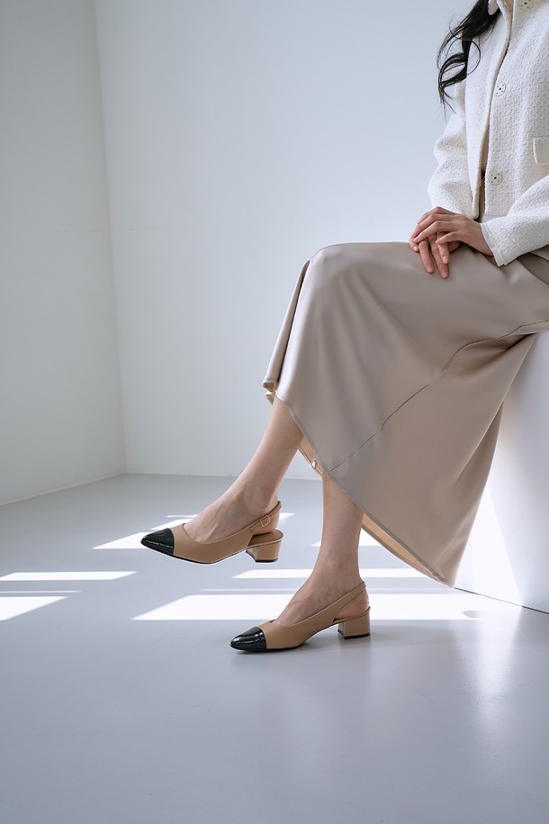 [PICCADILLY] 피카딜리 739088 펌프스_누드(4.5cm)는 여성스러운 데일리룩, 오피스룩, 격식 있는 자리에 모두 잘 어울리는 펌프스입니다. 4.5cm 미들힐 높이에 포인티드 토 디자인으로 세련된 실루엣을 연출하며, 누드, 블랙, 오프화이트 세 가지 컬러로 출시되어 다양한 스타일을 소화할 수 있습니다. 비건 소재인 마이크로레더를 사용하여 스크래치에 강하고 내구성이 뛰어나며, 실크터치 안감과 메모리폼 쿠션, 360도 컴포트 기술, 형상기억 소재를 통해 편안한 착화감을 선사합니다. 슬링백 디자인과 투톤 패턴이 돋보이며, 클래식, 미니멀, 시크한 스타일을 즐기는 분들께 추천합니다.
