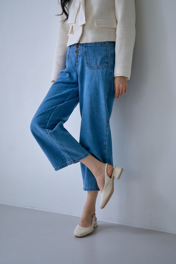 **[PICCADILLY] 피카딜리 160101 스퀘어슬링백_오프화이트(4.5cm)**

세련된 스타일을 완성하는 [PICCADILLY] 피카딜리 160101 스퀘어 슬링백입니다. 부드러운 마이크로레더 소재와 4.5cm 미들힐이 편안한 착화감을 선사하며, 데일리룩 및 포멀룩에 모두 잘 어울립니다. 스퀘어토 디자인과 오픈형 탑라인으로 시크하면서도 세련된 분위기를 연출합니다. 안감은 실크 터치로 마감하여 고급스러운 착용감을 느낄 수 있으며, 스크래치에 강한 내구성을 자랑합니다. 360도 컴포트 기술, 메모리폼 구조, 공기 순환 기능으로 편안함을 더했으며, SATRA TECHNOLOGY 품질 인증을 받았습니다. 오피스룩, 모임룩, 데이트룩 등 다양한 TPO에 클래식, 미니멀, 시크한 스타일을 더해보세요.
