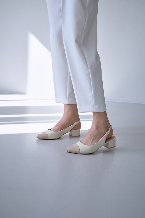 피카딜리(PICCADILLY) 739088 펌프스_오프화이트는 여성용 펌프스입니다. 미니멀하고 클래식한 스타일로, 데이트룩에 잘 어울립니다. 라운드 토 디자인에 4.5cm 미들힐로 제작되어 편안하면서도 세련된 핏을 연출합니다. 부드러운 합성가죽 소재의 무지 디자인으로, 봄, 여름, 가을 계절에 폭넓게 활용할 수 있습니다. 슬립온 스타일로 신고 벗기 편리합니다.
