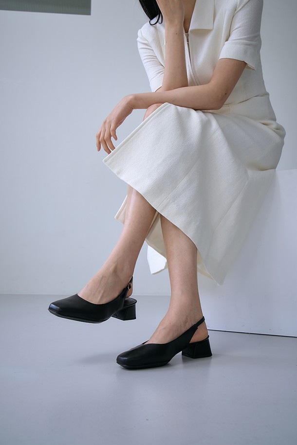 [PICCADILLY] 피카딜리 160101 스퀘어 슬링백_블랙(4.5cm)은 여성용 슬링백으로, 일상 및 포멀한 자리에 모두 잘 어울립니다. 비건 가죽과 마이크로레더 소재로 제작되어 부드러운 실크터치 안감과 4.5cm 청키힐이 편안한 착용감을 선사합니다. 세련된 스퀘어 앞코 디자인에 무지 패턴, 블랙, 오프화이트, 베이지 세 가지 컬러로 출시되어 다양한 스타일 연출이 가능합니다. 메모리폼 쿠셔닝, 통기성, 경량, 미끄럼 방지 아웃솔, 스크래치 방지, 360도 컴포트 기술이 적용되었으며, 오픈백 디자인으로 시크하고 미니멀한 스타일을 완성합니다. 오피스룩, 데이트룩, 모임룩에 포인트 아이템으로 활용해 보세요.
