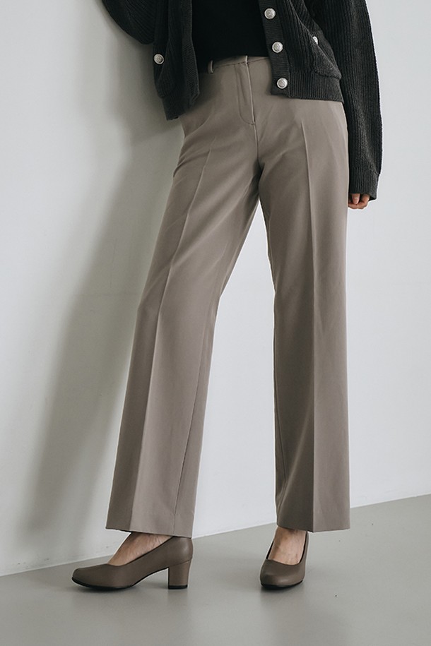 [PICCADILLY] 피카딜리 110072-1 펌프스_토프(5.5cm)는 비즈니스, 업무, 승무원화로 활용 가능한 여성 펌프스입니다. 토프, 블랙, 누드 3가지 색상으로 출시되었으며, 사계절 내내 착용할 수 있습니다. 라운드 앞코에 5.5cm 미들힐 디자인으로 안정적인 착화감을 제공하며, 비건 가죽 및 마이크로 레더 소재를 사용하여 부드러운 착용감을 선사합니다. 실크터치 재생소재 안감, 메모리폼 인솔, 360도 컴포트 기술, 통기성, 스크래치 방지, 변형 방지, 공기 순환 등의 다양한 기능으로 편안함을 더했습니다. 슬립온 디자인에 기본 탑라인으로, 오피스룩, 출근룩, 비즈니스 캐주얼 등 다양한 스타일에 클래식, 미니멀, 시크한 무드로 연출하기 좋습니다.
