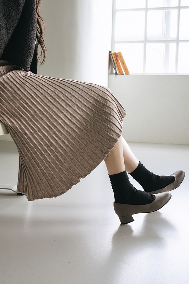 [PICCADILLY] 피카딜리 140128-1 펌프스_토프(3.5cm)는 비즈니스 및 일상생활에서 활용 가능한 여성용 펌프스입니다. 토프, 블랙, 누드 색상으로 출시되어 다양한 오피스룩, 비즈니스 캐주얼, 출근룩에 매치하기 좋습니다. 부드러운 실크터치 안감과 3.5cm 미들힐, 라운드 앞코 디자인으로 편안함과 세련된 스타일을 동시에 제공합니다. 비건가죽과 마이크로레더 소재, 360도 컴포트 기술, 메모리폼 인솔, 통기성, 스크래치 방지 기능, 경량성, 형상기억 기능, SATRA 인증을 통해 편안함과 내구성을 높였습니다. 슬립온 디자인으로 간편하게 신고 벗을 수 있으며, 무지 패턴의 클래식, 미니멀, 시크한 스타일을 연출할 수 있습니다.
