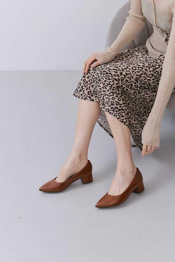 [PICCADILLY] 피카딜리 739026-1 펌프스_카라멜(4.5cm)는 비즈니스룩, 비즈니스 캐주얼, 출근룩에 모두 잘 어울리는 여성 펌프스입니다. 부드러운 비건가죽과 마이크로레더 소재로 제작되어 사계절 내내 편안하게 착용 가능하며, 4.5cm 미들힐 굽이 안정적인 착화감을 제공합니다. 실크터치 안감과 메모리폼 인솔, 360도 컴포트 기술이 적용되어 편안함을 더했으며, 발볼이 넓은 분들도 편안하게 신을 수 있도록 제작되었습니다. 심플한 무지 디자인에 슬립온 스타일로 간편하게 신고 벗을 수 있으며, 클래식, 미니멀, 시크한 스타일을 연출하기 좋습니다.
