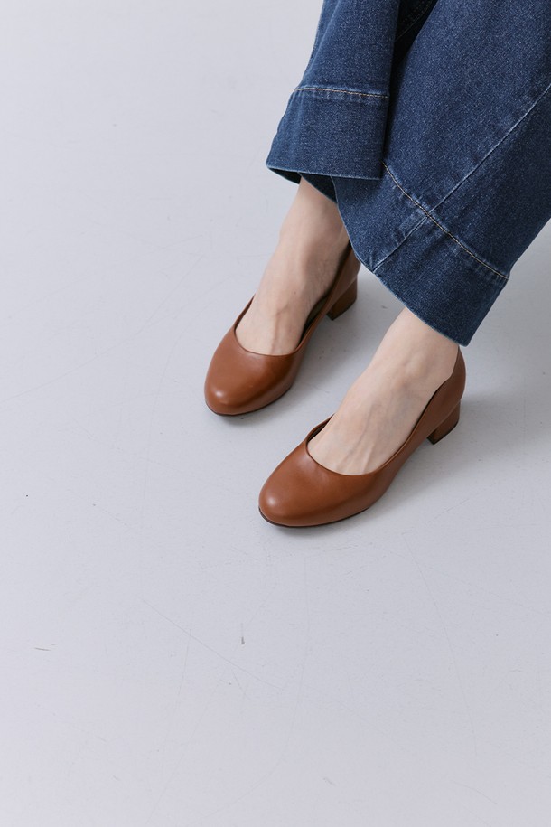 [PICCADILLY] 피카딜리 140128-1 펌프스_카라멜(3.5cm)는 여성용 펌프스로, 일상에서 편안하게 착용하기 좋습니다. 부드러운 합성가죽 소재에 3.5cm 로우힐 디자인으로 제작되어 안정적인 착용감을 제공합니다. 라운드토 디자인과 카라멜 컬러는 클래식, 미니멀, 캐주얼 등 다양한 스타일에 매치하기 용이합니다. 데이트룩, 오피스룩, 출근룩 등 TPO에 구애받지 않고 활용할 수 있는 실용적인 아이템입니다. 기본 탑라인과 오픈형 여밈으로 편안함과 세련됨을 동시에 잡았습니다.
