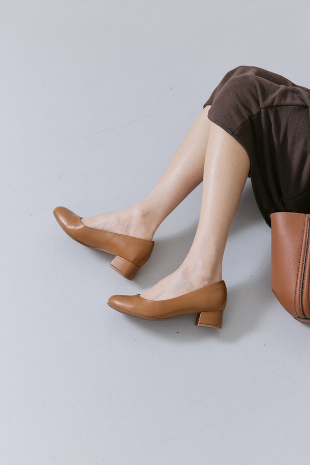 [PICCADILLY] 피카딜리 140128-1 펌프스_마스카보(3.5cm)는 비즈니스룩, 오피스룩, 비즈니스 캐주얼, 출근룩에 잘 어울리는 여성용 펌프스입니다. 라운드 앞코 디자인에 3.5cm 미들힐로 편안함을 더했으며, 클래식하고 미니멀한 스타일을 연출합니다. 부드러운 실크터치 안감과 비건가죽, 마이크로레더 소재를 사용하여 사계절 내내 착용 가능합니다. 360도 컴포트 기술, 메모리폼 쿠셔닝, 통기성, 내구성, 스크래치 방지 기능, SATRA 국제품질기준을 충족하여 편안함과 품질을 보장합니다. 슬립온 스타일로 신고 벗기 편하며, 마스카보 컬러의 무지 디자인으로 어떤 옷에도 쉽게 매치할 수 있습니다.
