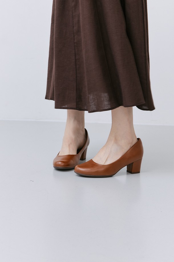 [PICCADILLY] 피카딜리 110072-1 펌프스_카라멜(5.5cm)는 라운드 토우 디자인에 5.5cm 미들힐 굽으로 제작되어 편안함과 스타일을 동시에 잡았습니다. 부드러운 합성가죽 소재에 슬립온 형태로 간편하게 착용 가능하며, 베이직 디자인과 무지 패턴으로 다양한 룩에 매치하기 좋습니다. 봄, 가을 시즌에 출근룩, 오피스룩, 데이트룩 등 TPO에 구애받지 않고 클래식, 미니멀, 시크한 스타일을 연출할 수 있습니다. 발볼은 일반이며, 데일리 슈즈로 활용하기 좋은 아이템입니다. 카라멜 컬러가 세련된 분위기를 더합니다.
