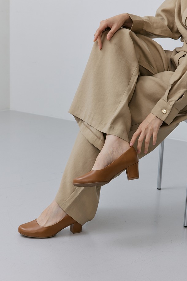 [PICCADILLY] 피카딜리 110072-1 펌프스_마스카보는 비즈니스와 일상 모두에 잘 어울리는 여성 펌프스입니다. 라운드 앞코, 5.5cm 미들힐 디자인으로, 클래식하고 미니멀한 스타일을 연출합니다. 마스카보 컬러의 비건가죽 소재는 사계절 내내 착용 가능하며, 실크터치 안감과 메모리폼 쿠션으로 편안한 착용감을 제공합니다. 슬립온 타입으로 간편하게 신고 벗을 수 있으며, 통기성과 미끄럼 방지 기능을 갖춰 장시간 착용에도 무리가 없습니다. 비행기 승무원 기술을 적용하여 유연성과 안정성을 높였습니다.
