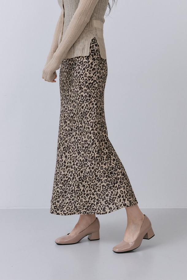 [PICCADILLY] 피카딜리 151019-1 펌프스_애나멜펜디(5.5cm)는 비건가죽과 마이크로레더 소재로 제작되어 부드러운 착용감을 선사합니다. 베이지 컬러의 무지 디자인에 스퀘어 앞코와 라운드 탑라인이 시크하고 클래식한 스타일을 연출하며, 오피스룩, 출근룩, 모임룩 등 다양한 TPO에 활용 가능합니다. 5.5cm 미들힐 굽은 안정적인 착화감을 제공하며, 메모리폼 쿠션, 공기순환 시스템, 360도 컴포트 기술, 그리고 형상기억 및 스크래치 방지 기능으로 편안함과 내구성을 더했습니다. 슬립온 타입으로 신고 벗기 편하며, 사계절 내내 활용할 수 있는 실용적인 펌프스입니다. 안감은 실크터치로 마감되어 고급스러운 착용감을 느낄 수 있습니다.
