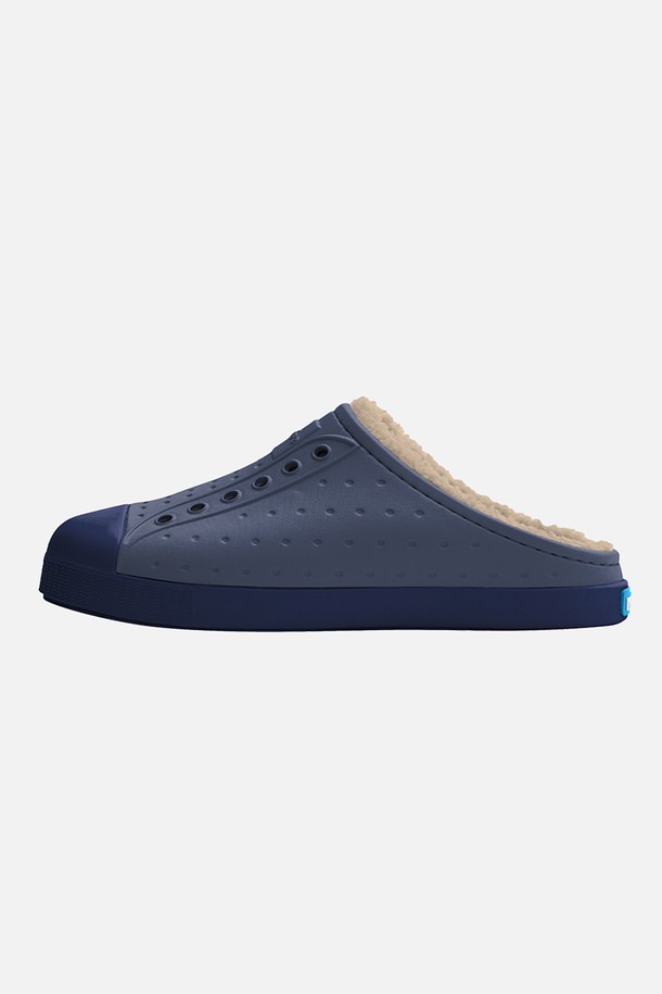 [NATIVE] 네이티브 제퍼슨 코지_딥블루는 겨울철 포근함을 선사하는 여성용 슬리퍼/뮬입니다. 딥블루 컬러의 무지 디자인으로, 캐주얼, 미니멀, 클래식 스타일을 연출하기 좋습니다. 부드러운 플리스 안감과 메모리폼 인솔이 적용되어 편안한 착용감을 제공하며, 일상 및 실내외 겸용으로 활용 가능합니다. 가볍고 충격 흡수에 탁월하며, 세탁이 가능하고 탈부착 가능한 뒷밴드가 있어 실용성을 높였습니다. 라운드 앞코와 오픈형 디자인, 클로그 탑라인으로 편안함과 스타일을 동시에 잡았습니다. 집콕룩, 동네 마실룩, 겨울 데일리룩에 매치하여 따뜻하고 편안한 겨울을 보내세요.
