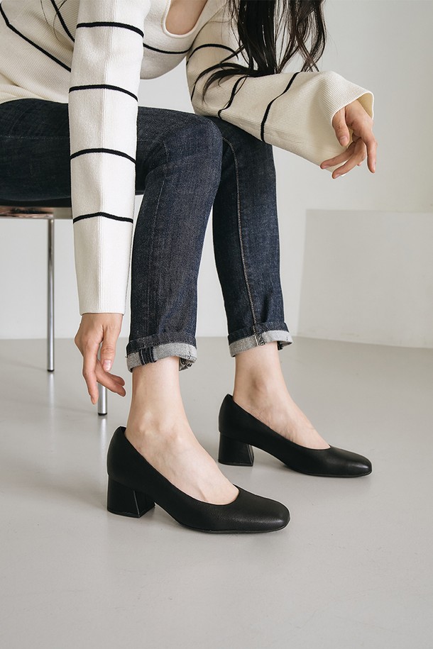 [PICCADILLY] 피카딜리 151019-1 펌프스_블랙(5.5cm)는 여성스러운 오피스룩, 출근룩, 모임룩에 잘 어울리는 펌프스입니다. 스퀘어 앞코 디자인과 5.5cm 미들힐 굽으로, 클래식, 미니멀, 시크한 스타일을 연출하기 좋습니다. 컬러는 블랙, 누드, 카푸치노, 버건디, 토프, 아레이아 6가지로 출시되어, 다양한 스타일에 매치할 수 있습니다. 무지 디자인으로 어떤 옷에도 쉽게 코디할 수 있으며, 데일리 룩에 세련됨을 더해줍니다. 편안한 착용감으로 오랫동안 활동해도 무리가 없습니다.
