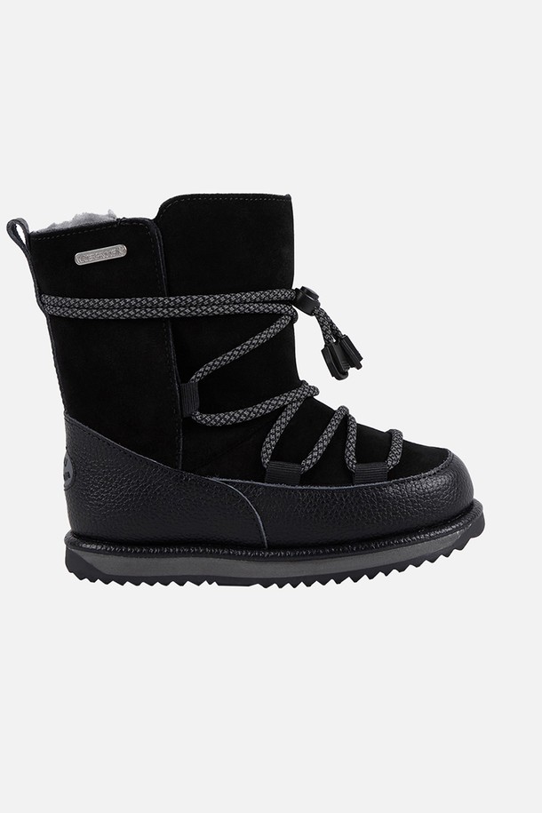 [이뮤키즈] [EMU] 이뮤 블랙번_블랙은 유아동을 위한 부츠입니다. 블랙 컬러에 라운드 앞코 디자인, 스웨이드 소재로 제작되어 캐주얼하고 미니멀한 스타일을 연출합니다. 가을, 겨울철에 착용하기 좋으며, 기모 안감과 방한 기능으로 보온성을 높였습니다. 끈형 여밈의 앵클 부츠로, 산책룩에 잘 어울립니다.
