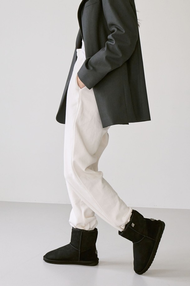 [EMU] 이뮤 플래티넘 스팅어슬림 미니_블랙은 여성용 부츠로, 가을과 겨울에 따뜻하게 착용하기 좋습니다. 라운드 앞코와 슬립온 디자인으로 편안하게 신고 벗을 수 있으며, 기모 안감으로 보온성을 높였습니다. 무지 패턴의 블랙 컬러 스웨이드 소재로 제작되어 미니멀, 클래식, 시크한 스타일을 연출하기 용이하며, 출근룩과 모임룩에 모두 잘 어울립니다. 슬림한 실루엣의 로우힐 플랫 부츠로 발볼이 좁은 분들께 적합합니다.
