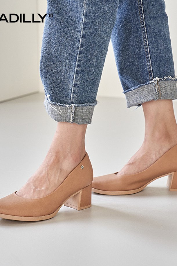 [PICCADILLY] 피카딜리 654007 펌프스_카푸치노(5cm)는 여성용 펌프스로, 일상과 오피스룩에 잘 어울리는 디자인입니다. 부드러운 카푸치노 컬러의 라운드 토우 디자인에 5cm 미들힐로 편안함과 스타일을 동시에 잡았습니다. 비건 가죽과 마이크로레더 소재로 제작되어 고급스러운 느낌을 주며, 실크터치 안감과 메모리폼 쿠션, 360도 컴포트 기술을 통해 편안한 착용감을 제공합니다. 슬립온 형태로 간편하게 신고 벗을 수 있으며, 통기성과 경량, 스크래치 방지 기능으로 사계절 내내 활용하기 좋습니다.
