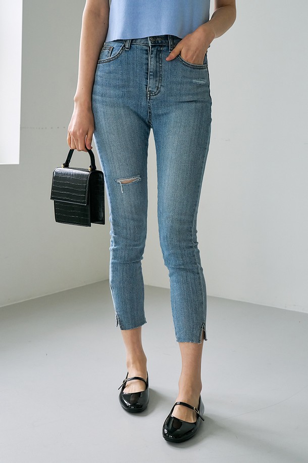 [PICCADILLY] 피카딜리 122024 메리제인_블랙페이턴트(1.5cm)는 여성들을 위한 메리제인 슈즈입니다. 블랙, 오프화이트, 뉴로즈, 에나멜 블랙 4가지 컬러로 출시되었으며, 일상 및 업무용으로 활용하기 좋습니다. 1.5cm 로우힐 디자인에 라운드 앞코로 편안함을 더했으며, 비건 가죽과 TPR 소재를 사용하여 사계절 내내 착용 가능합니다. 안감은 실크 터치로 부드러운 착용감을 제공하며, 스트랩 여밈과 무지 패턴이 특징입니다. 발볼은 일반이며, 메모리폼 쿠션, 통기성, 미끄럼 방지 기능과 더불어 ANVISA 인증 바이오패드 인솔을 통해 혈액순환 촉진, 발부종 감소, 발피로도 감소, 독소 제거, 정맥류 예방 효과를 기대할 수 있습니다. 클래식, 미니멀, 걸리시 스타일의 오피스룩, 출근룩, 데이트룩에 매치하여 세련된 연출을 완성해보세요.
