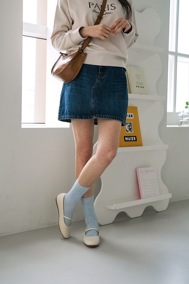 [PICCADILLY] 피카딜리 122024 메리제인_오프화이트 (1.5cm)는 여성용 메리제인 슈즈입니다. 부드러운 비건가죽 소재에 라운드 앞코 디자인으로 제작되었으며, 1.5cm 로우힐 굽으로 편안한 착용감을 선사합니다. 안감은 실크터치로 부드러운 착용감을 더하고, 더블쿠션, 메모리폼 깔창, 바이오패드 인솔, 통기성, 혈액순환 촉진, 발부종 감소 및 발피로 완화 기능으로 편안함을 극대화했습니다. 오프화이트, 블랙, 뉴로즈, 에나멜블랙 등 4가지 색상으로 출시되었으며, 스트랩 여밈 방식으로 간편하게 신고 벗을 수 있습니다. 데이트룩과 카페룩에 잘 어울리며, 클래식, 미니멀, 걸리시 스타일을 연출하기 좋습니다.
