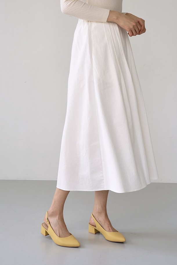 [PICCADILLY] 피카딜리 739021-1A 펌프스_옐로우(4.5cm)는 여성용 펌프스로, 일상에서 편안하게 착용하기 좋은 신발입니다. 옐로우 컬러의 라운드 토 디자인으로, 봄, 여름 계절에 산뜻한 스타일을 연출할 수 있습니다. 4.5cm 미들힐 굽으로 안정적인 착화감을 제공하며, 슬립온 형태로 간편하게 신고 벗을 수 있습니다. 미니멀, 클래식, 캐주얼 스타일의 데이트룩, 카페룩에 매치하여 세련된 룩을 완성해보세요. 무지 패턴으로 어떤 스타일에도 잘 어울립니다.
