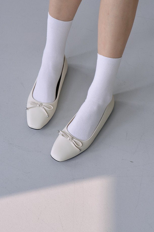 피카딜리(PICCADILLY) 272014 플랫슈즈_오프화이트는 여성스러운 스타일을 연출하기 좋은 플랫슈즈입니다. 1.5cm의 낮은 굽과 슬립온 디자인으로 편안하게 착용 가능하며, 스퀘어 앞코와 라운드 탑라인으로 발을 부드럽게 감싸줍니다. 은은한 오프화이트 색상에 무지 패턴으로 어떤 룩에도 잘 어울리며, 리본 장식이 포인트로 더해져 사랑스러운 분위기를 더합니다. 합성가죽 소재로 제작되어 관리가 용이하며, 데이트룩, 쇼핑룩 등 다양한 TPO에 활용 가능합니다. 미니멀, 클래식, 캐주얼 스타일을 즐겨 입는 분들께 추천합니다.
