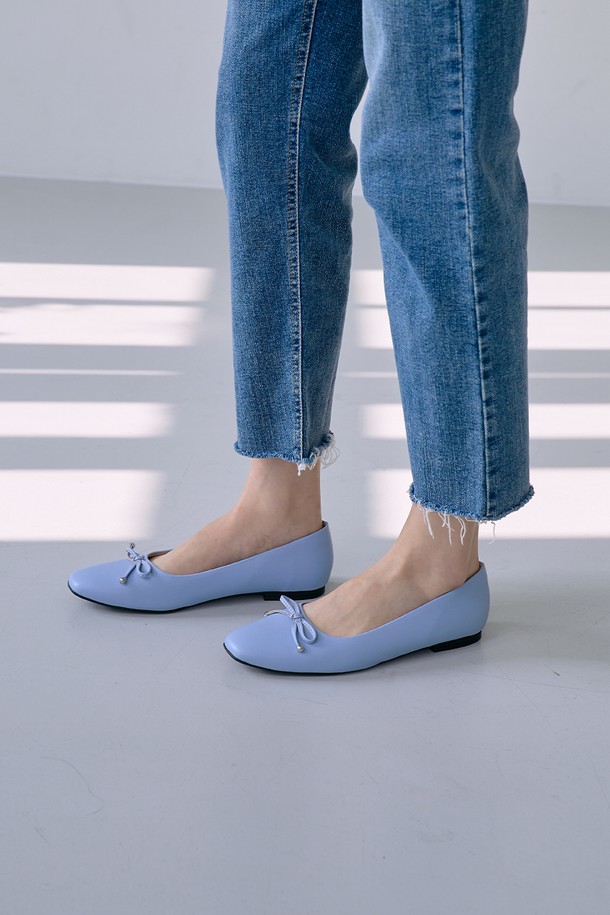 [PICCADILLY] 피카딜리 272014 플랫슈즈_블루는 여성용 플랫슈즈입니다. 라운드 앞코와 1.5cm 굽으로 편안함을 강조했으며, 비건가죽과 마이크로레더 소재를 사용하여 부드러운 착용감을 선사합니다. 봄, 여름, 가을 계절에 어울리는 디자인으로, 일상과 오피스룩에 모두 활용 가능합니다. 실크터치 안감, 메모리폼 쿠셔닝, 통기성, 경량, 변형방지, 논슬립 기능으로 편안함과 안정성을 더했습니다. 미니멀, 클래식, 캐주얼 스타일을 즐기는 분들께 추천합니다.
