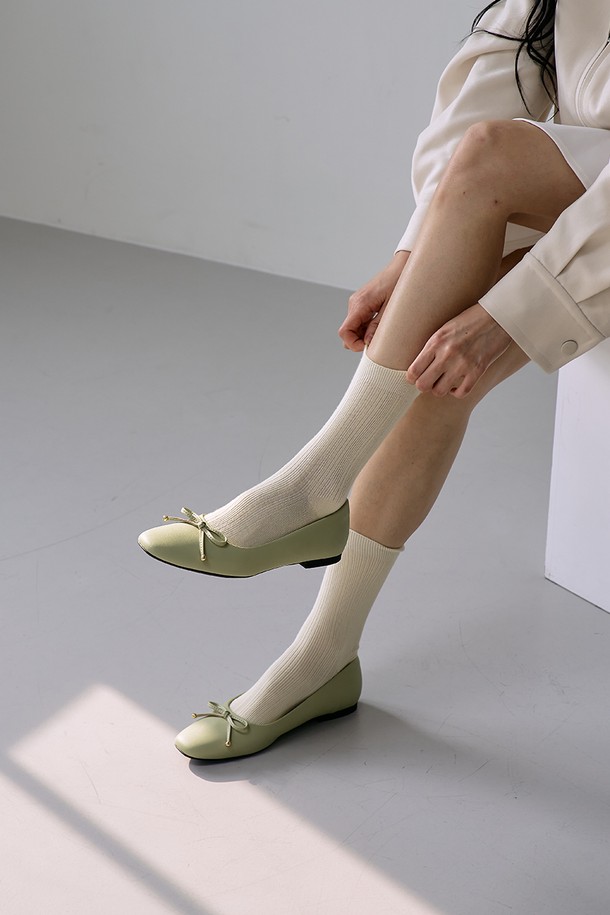 [PICCADILLY] 피카딜리 272014 플랫슈즈_그린(1.5cm)은 여성용 플랫슈즈입니다. 라운드 앞코 디자인에 슬립온 형태로 편안하게 착용 가능하며, 그린, 블랙, 오프화이트, 베이지, 로즈, 블루 6가지 색상으로 출시되었습니다. 인조가죽과 TPR 소재를 사용하여 내구성이 뛰어나고, 1.5cm 플랫 굽으로 안정적인 착화감을 제공합니다. 실크터치 안감과 메모리폼 쿠션, 통기성, 논슬립 기능, 경량 설계, 형상기억 기능, 스크래치 방지 기능으로 편안함과 스타일을 동시에 잡았습니다. 일상, 사무실, 장시간 보행에도 적합하며, 봄, 여름, 가을 계절에 미니멀, 클래식, 캐주얼 스타일로 연출하기 좋습니다.
