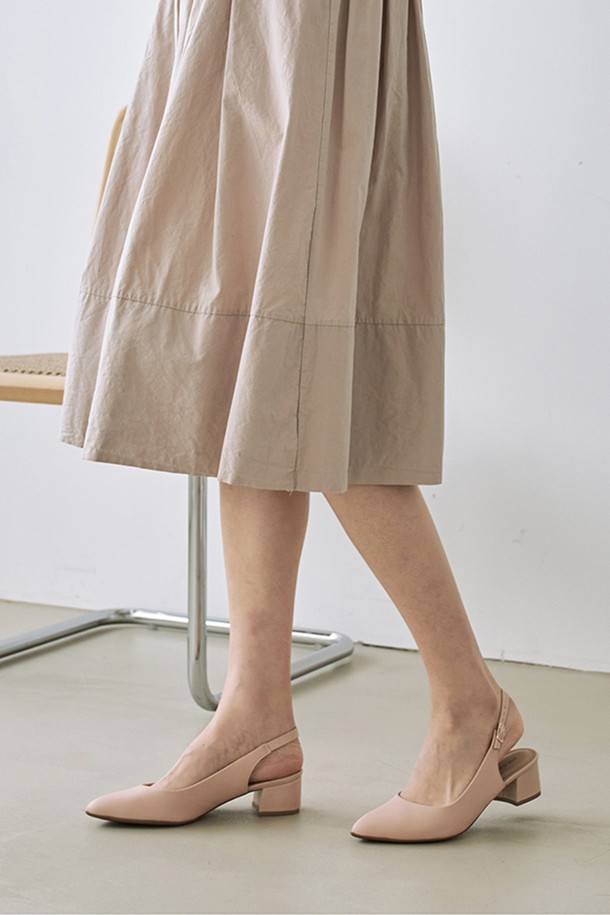 [PICCADILLY] 피카딜리 739021-1 슬링백 미드힐_로즈2는 부드러운 마이크로레더와 인조가죽 소재로 제작되어 오피스룩과 일상복에 모두 잘 어울리는 여성 슬링백입니다. 4.5cm 미들힐에 실크터치 안감, 메모리폼 쿠셔닝, 360도 컴포트 기술을 적용하여 편안한 착용감을 선사하며, 통기성과 내구성이 뛰어나고 스크래치 및 변형을 방지합니다. 로즈 컬러의 무지 디자인에 버클 여밈으로 포인트를 더해 세련된 스타일을 연출합니다.
