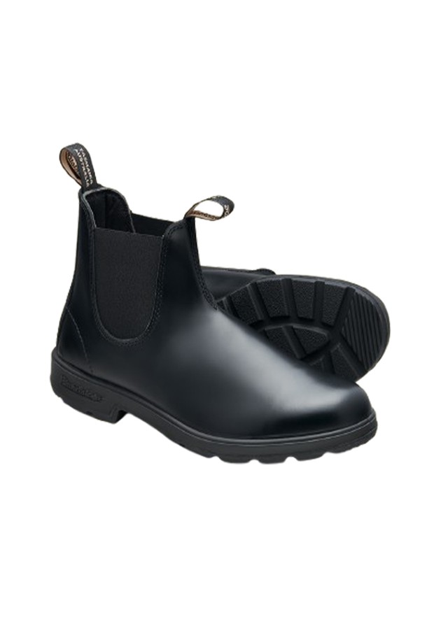 블런드스톤(Blundstone) ORIGINAL #2414 첼시 부츠는 여성용으로, 사계절 내내 활용 가능한 블랙 컬러의 부츠입니다. 라운드 앞코 디자인에 2.5mm 두께의 프리미엄 소가죽 소재를 사용하여 내구성과 통기성이 뛰어나며, 일상, 아웃도어, 페스티벌 등 다양한 용도로 착용하기 좋습니다. 플랫 굽에 앵클 탑라인으로 디자인되었으며, 고무밴드와 풀탭이 있어 편안한 착용감을 선사합니다. XRD 충격 흡수 시스템과 SPS Max Comfort System을 통해 편안함을 더하고, 이중 스티칭 마감으로 견고함을 높인 클래식하고 미니멀한 감각의 첼시 부츠입니다.
