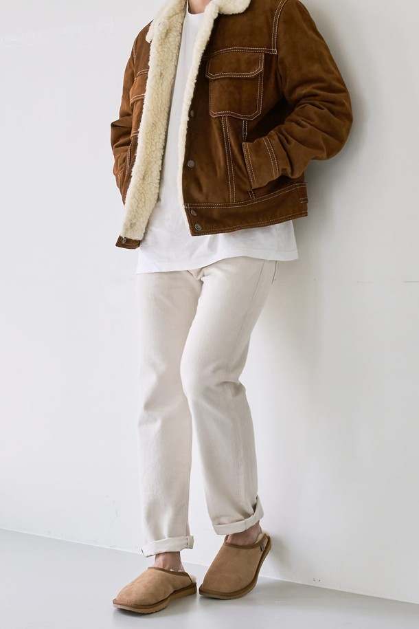 [EMU] 이뮤 플래티넘 에스페런스_체스트넛은 부드러운 가죽 소재의 여성 샌들입니다. 라운드 토우 디자인과 플랫 굽으로 편안한 착용감을 선사하며, 슬립온 스타일로 신고 벗기 편리합니다. 체스트넛 컬러의 무지 디자인은 미니멀, 클래식, 캐주얼 스타일 모두 소화 가능하며, 봄, 여름 휴가룩과 산책룩에 잘 어울립니다. 일상에서 편안하게 즐겨 신을 수 있는 베이직하고 심플한 디자인의 샌들입니다.
