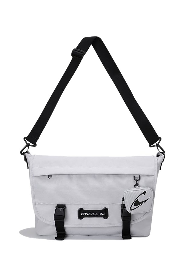 [오닐] 공용 아바론 메신저백 OMBAN1151-508은 가볍고 실용적인 데일리 백을 찾는 당신에게 제격입니다. 라이트 베이지 색상의 미디엄 사이즈 메신저백으로, 나일론, 폴리에스터, 코듀라 소재를 사용하여 가볍고 튼튼하며, 방수, 내구성이 뛰어납니다. 심플한 디자인에 아일렛과 웨빙 테이프 디테일로 포인트를 더했으며, 마찰에 강하고 탄력성이 우수하며 건조가 빠르고 오염에도 강합니다. 미니 액세서리 백이 포함되어 있어 수납력을 높였으며, '동네 마실룩'부터 캐주얼, 미니멀, 시티보이 스타일까지 폭넓게 활용할 수 있습니다.
