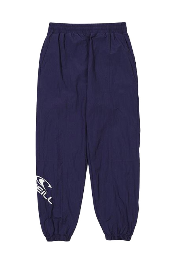 [오닐] 여성 라곤 조거 트레이닝 팬츠 OWWPM7104-611은 운동과 일상생활 모두에서 활용하기 좋은 여성용 조거 트레이닝 팬츠입니다. 다크 바이올렛 컬러에 로고와 배색 디자인으로 스포티한 스타일을 연출합니다. 나일론과 폴리에스터 혼방 소재로 제작되어 사계절 내내 착용 가능하며, 통기성이 우수한 메쉬 안감과 와샤 가공으로 쾌적한 착용감을 제공합니다. 슬림핏과 스탠다드핏으로 다양한 핏을 연출할 수 있으며, 밴딩 처리된 허리 부분과 크롭 기장으로 편안함과 스타일을 동시에 잡았습니다. 요철감 있는 촉감과 조거핏 디자인으로 활동성을 높였습니다.
