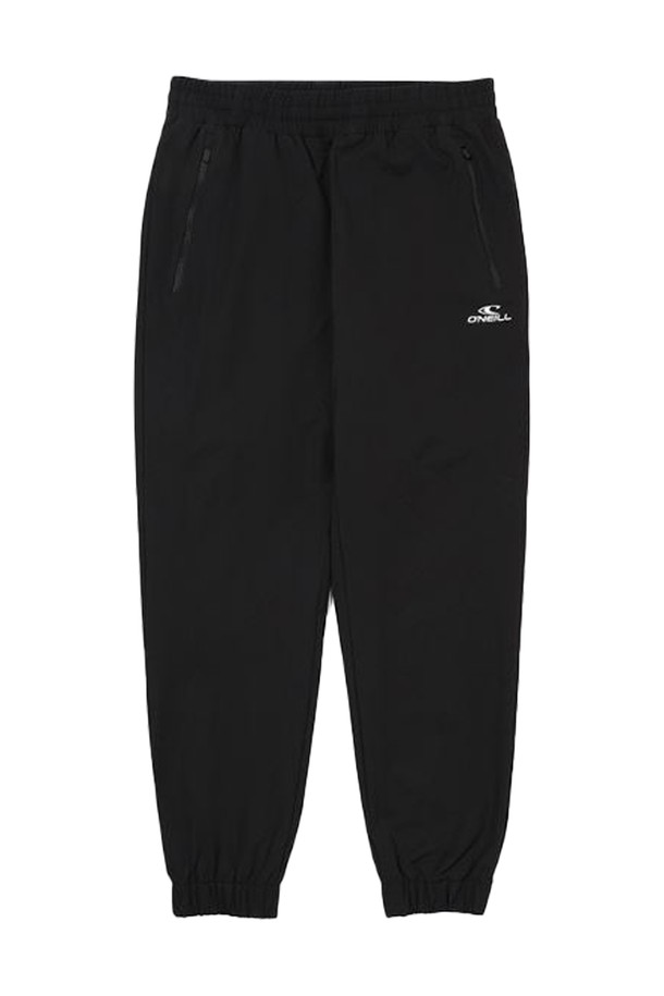[오닐] 남성 프레드릭 조거 팬츠 OMPTM3156-199는 일상과 스포츠 활동에 모두 적합한 남성용 조거 팬츠입니다. 블랙 컬러의 무지 디자인과 스포티, 캐주얼, 미니멀한 스타일을 갖춰 다양한 코디에 활용 가능합니다. 신축성 있는 허리 밴딩과 앞면 지퍼 포켓으로 편안함과 실용성을 더했으며, 뒷면 로고 포인트로 포인트를 주었습니다. 사계절 내내 착용 가능한 중간 두께의 폴리에스테르 소재이며, 스탠다드핏의 조거핏으로 편안한 착용감을 선사합니다. 안감은 메쉬 소재를 사용하여 활동성을 높였습니다. 집콕룩으로도 제격입니다.
