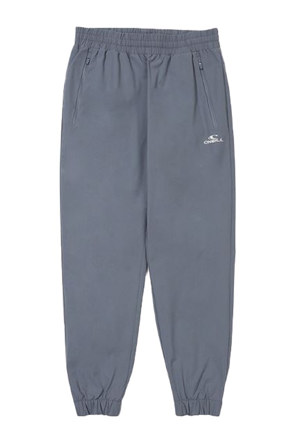 [오닐] 남성 프레드릭 조거 팬츠 OMPTM3156-913은 편안함과 스타일을 동시에 잡은 남성용 조거 팬츠입니다. 사계절 내내 활용 가능한 중간 두께감의 폴리에스테르 소재로 제작되어 부드러운 촉감과 뛰어난 신축성을 제공합니다. 스탠다드 핏에 밴딩 허리, 앞면 대각선 지퍼 포켓, 뒷면 로고 디자인으로 실용성과 디자인을 더했습니다. 캐주얼 및 스포티 스타일을 즐기는 남성분들에게 동네 마실룩, 피트니스룩 등 다양한 TPO에 맞춰 폭넓게 활용 가능한 아이템입니다. 인디고 컬러의 무지 디자인으로 미니멀한 스타일을 연출하기 좋습니다.
