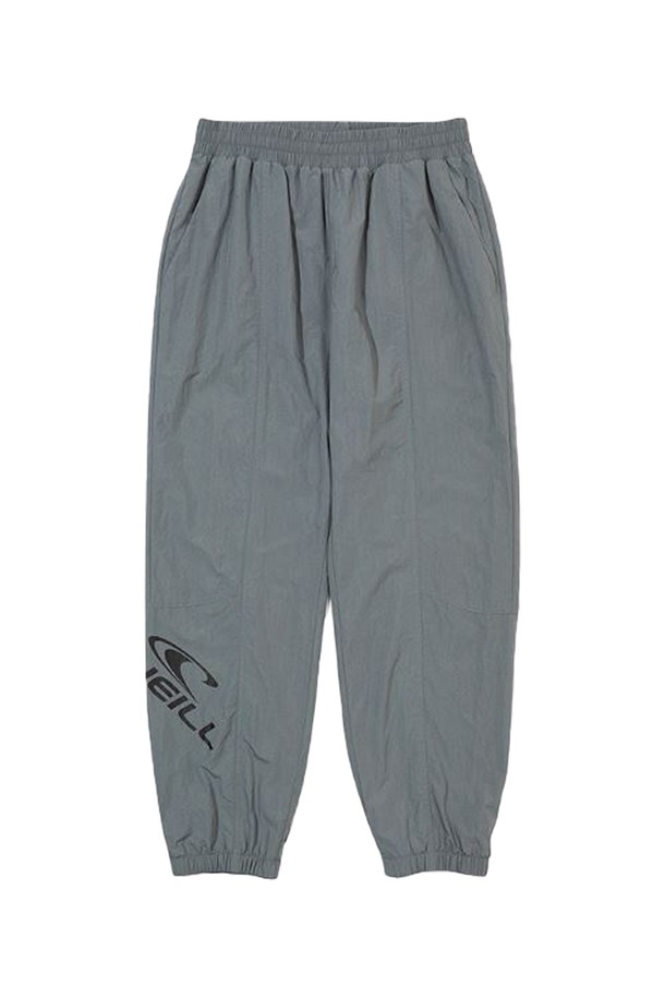 [오닐] 남성 라곤 조거 트레이닝 팬츠 OMWPM3104-194는 워셔가공 나일론 소재로 제작되어 부드러운 촉감을 자랑하는 남성용 트레이닝 팬츠입니다. 사계절 모두 착용 가능하며, 스포티와 캐주얼 스타일을 동시에 연출할 수 있습니다. 엠보싱 패턴과 조거 핏 디자인으로 활동성을 높였으며, 슬림핏, 스탠다드핏, 루즈핏, 오버핏 등 다양한 핏을 연출할 수 있습니다. 허리 밴딩과 안감 처리가 되어 있어 편안한 착용감을 제공하며, 아웃도어 및 일상복으로 활용하기 좋습니다. 피트니스룩, 산책룩 같이 활동적인 상황에 적합한 스타일입니다.
