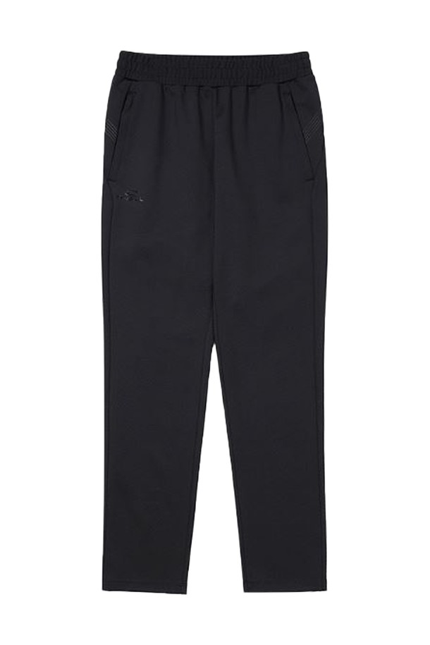 [오닐] 여성 웨스트레이크 스트레이트 트레이닝 팬츠 OWFPM7103-199는 피트니스와 일상, 두 가지 TPO에 모두 적합한 스포티하고 캐주얼한 스타일의 여성용 트레이닝 팬츠입니다. 겨울 시즌을 위한 두꺼운 두께감과 부드러운 촉감의 폴리에스테르, 폴리우레탄 혼방 소재로 제작되었으며, 안감은 기모 처리되어 보온성을 높였습니다. 슬림핏의 스트레이트 핏으로, 힙과 허벅지 부분은 여유가 적으며, 신축성 있는 소재와 내부 플리스 본딩으로 편안한 착용감을 제공합니다. 블랙 컬러에 사이드 라인 패턴이 포인트이며, OWFTM7103 상의와 세트 코디가 가능합니다. 밴딩 처리되어 활동성을 더했습니다.
