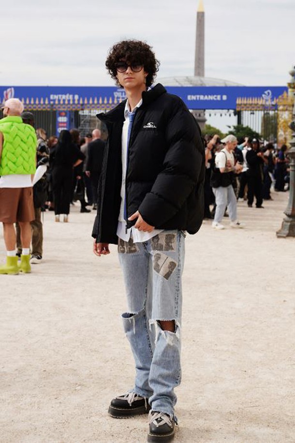 오닐 공용 발열 베이 덕다운 점퍼 OUDMM4155-199는 일상 및 스포츠 활동에 적합한 남녀 공용 덕다운 점퍼입니다. 겨울철 추위를 효과적으로 막아주는 두꺼운 두께감에 부드러운 촉감과 긴 소매 기장으로 편안한 착용감을 선사합니다. 발열 기능과 HEAT 시스템을 적용하여 보온성을 극대화했으며, 스포티, 캐주얼, 미니멀 스타일을 선호하는 분들께 추천합니다. 슬림핏, 레귤러핏, 루즈핏, 오버핏 등 다양한 핏으로 출시되어 폭넓은 선택이 가능하며, 블랙 컬러의 무지 디자인으로 어떤 옷에도 쉽게 매치할 수 있습니다. 겨울 데일리룩, 산책룩, 여행룩에 활용하여 따뜻하고 스타일리시한 겨울을 연출해보세요.
