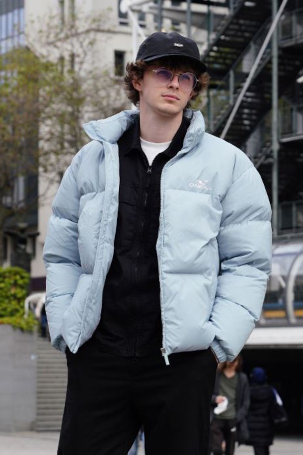 [오닐] 공용 발열 베이 덕다운 점퍼 OUDMM4155-920은 겨울철 일상에서 따뜻하고 스타일리시하게 착용할 수 있는 덕다운 점퍼입니다. 라이트 블루 컬러의 무지 디자인으로, 스포티하면서도 캐주얼한 무드를 연출합니다. 슬림핏, 레귤러핏, 루즈핏, 오버핏 등 다양한 핏으로 연출 가능하며, 두꺼운 두께감과 부드러운 촉감이 특징입니다. HEAT 시스템이 적용된 발열 기능과 보온성을 강화하여 추운 날씨에도 따뜻함을 유지해 줍니다. 긴 소매 기장의 집업 스타일로, 겨울 데일리룩에 활용하기 좋습니다.
