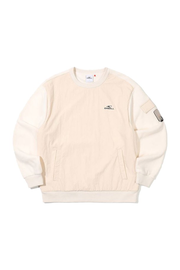 [오닐] 남성 둔 하이브리드 플리스 맨투맨 OMTRM4159-103은 가을, 겨울철 캐주얼 및 스포티 스타일을 연출하기에 적합한 남성용 맨투맨입니다. 부드러운 촉감의 플리스 소재와 보온성을 제공하여 일상생활과 아웃도어 활동 모두에서 활용 가능합니다. 슬림핏, 레귤러핏, 루즈핏, 오버핏 등 다양한 핏으로 출시되어 폭넓은 스타일을 소화할 수 있으며, 립스탑 텍스처 패치와 로고 디테일이 디자인 포인트를 더합니다. 라운드넥 디자인에 긴 소매 기장으로 제작되었으며, 숨겨진 포켓과 탈부착 가능한 카라비너가 실용성을 더해줍니다. 크림 컬러로 가을 나들이룩, 겨울 데일리룩, 산책룩 등 다양한 TPO에 매치하기 좋습니다.
