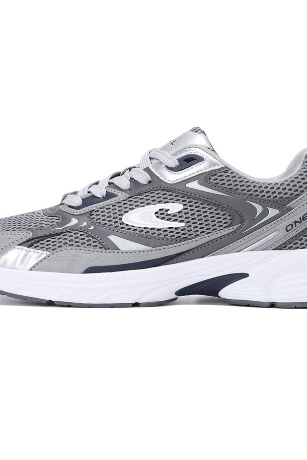 [오닐] 24SS 남성 MONTAUK 2.0 LOW 운동화는 실버 그레이 컬러의 캐주얼 운동화입니다. 라운드 앞코 디자인에 폴리우레탄과 폴리에스테르 소재를 사용하여 편안한 착용감을 제공하며, 메쉬 소재로 통기성을 높였습니다. 베이직한 러닝화 디자인에 끈으로 여미는 스타일로, 봄/여름 시즌 일상 및 캐주얼 활동에 적합합니다.
