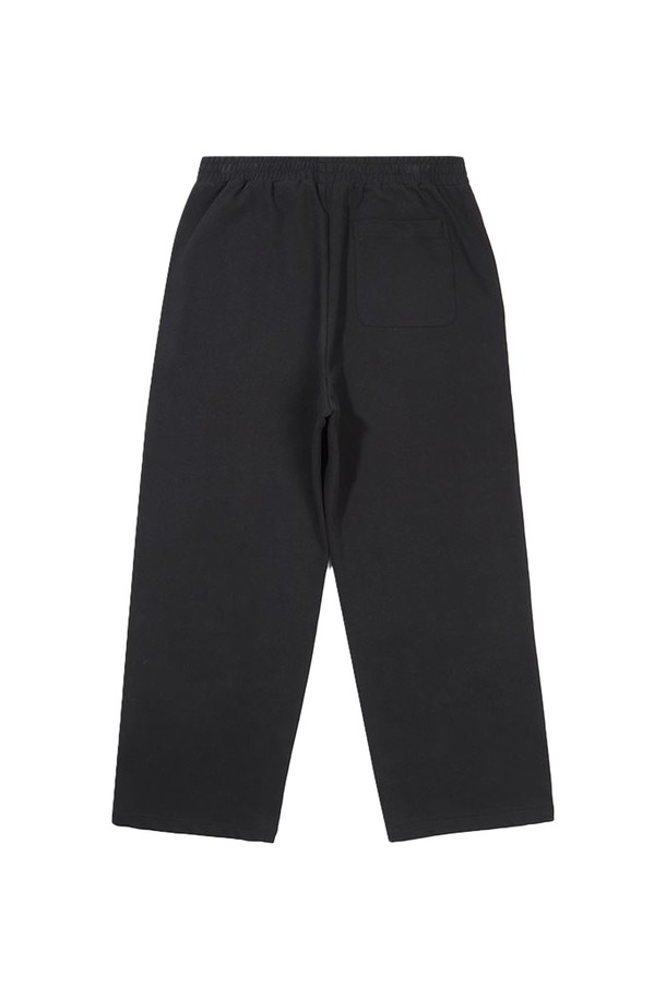 [오닐] 남성 웨이브 스트레이트 팬츠 OMFPN1053-199는 캐주얼한 스타일의 남성용 스웨트 팬츠입니다. 부드러운 촉감의 면과 폴리에스테르 혼방 저지 소재로 제작되었으며, 신축성이 있어 편안한 착용감을 제공합니다. 허리 밴딩, 루즈핏, 긴 기장의 스트레이트/와이드 핏으로 일상복으로 활용하기 좋으며, 사계절 내내 착용 가능한 블랙 색상의 무지 디자인입니다.
