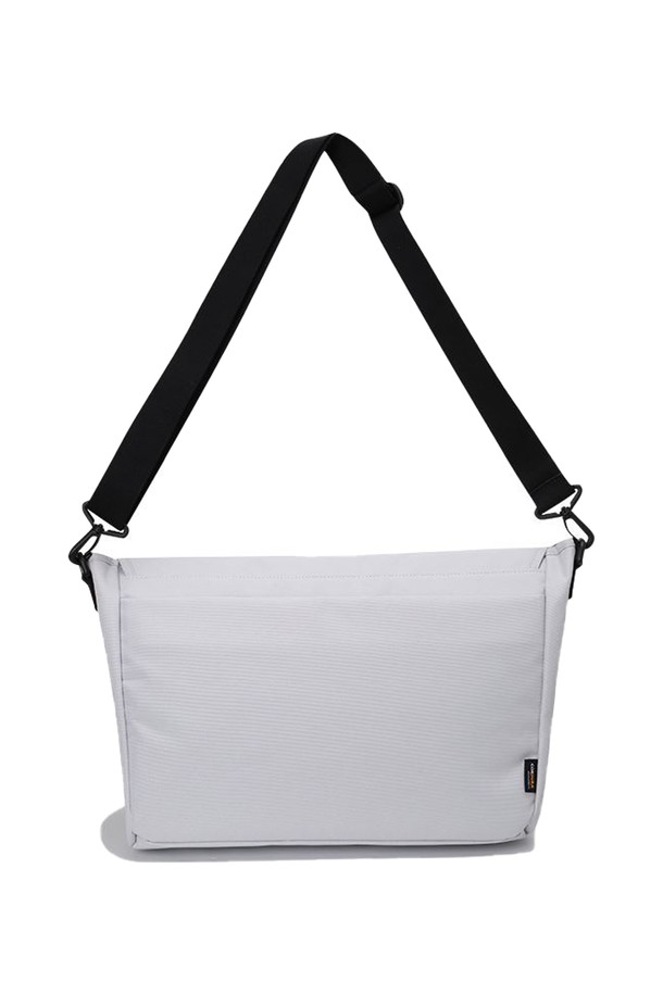 [오닐] 공용 아바론 메신저백 OMBAN1151-508은 가볍고 실용적인 데일리 백을 찾는 당신에게 제격입니다. 라이트 베이지 색상의 미디엄 사이즈 메신저백으로, 나일론, 폴리에스터, 코듀라 소재를 사용하여 가볍고 튼튼하며, 방수, 내구성이 뛰어납니다. 심플한 디자인에 아일렛과 웨빙 테이프 디테일로 포인트를 더했으며, 마찰에 강하고 탄력성이 우수하며 건조가 빠르고 오염에도 강합니다. 미니 액세서리 백이 포함되어 있어 수납력을 높였으며, '동네 마실룩'부터 캐주얼, 미니멀, 시티보이 스타일까지 폭넓게 활용할 수 있습니다.
