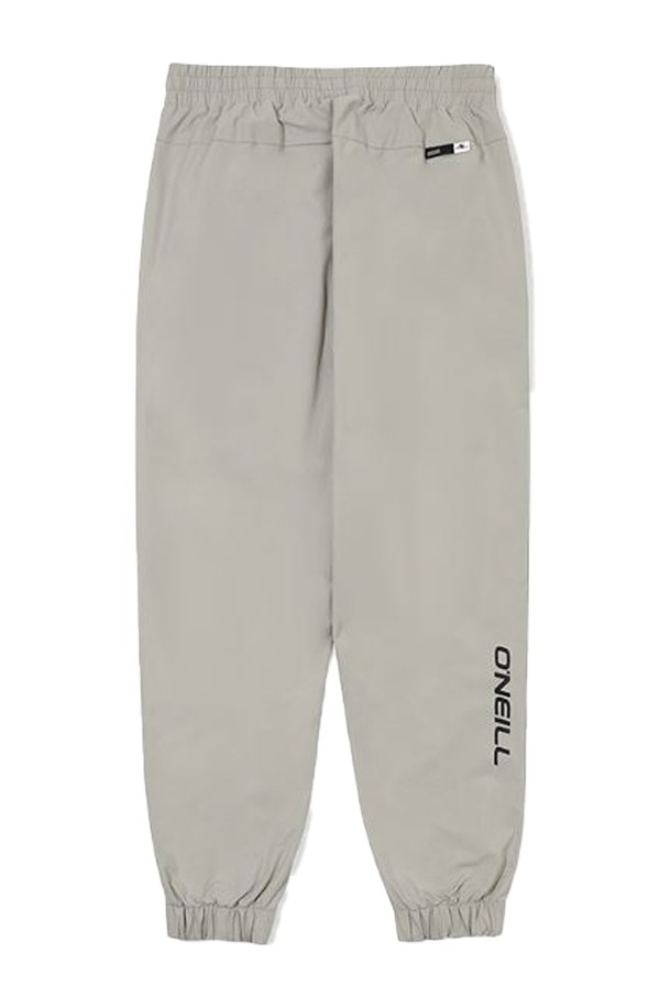 [오닐] 남성 프레드릭 조거 팬츠 OMPTM3156-510은 가을, 겨울에 착용하기 좋은 남성용 조거 팬츠입니다. 부드러운 촉감의 폴리에스테르 소재로 제작되었으며, 안감 기모 처리를 하여 보온성을 높였습니다. 다크베이지 컬러의 무지 디자인에 레귤러핏으로 제작되어 캐주얼, 스포티, 미니멀 스타일을 연출하기 좋습니다. 허리 밴딩과 앞면 대각선 지퍼 포켓, 뒷면 로고 포인트 디테일이 돋보이며, 신축성 있는 소재로 편안한 착용감을 제공합니다. 일상, 산책, 집콕 등 다양한 상황에서 활용할 수 있는 데일리 팬츠입니다.
