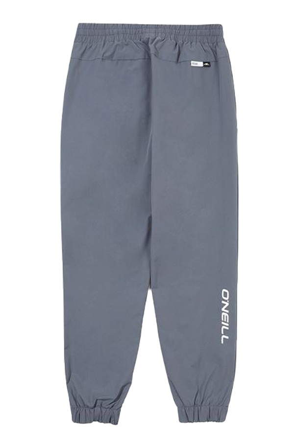 [오닐] 남성 프레드릭 조거 팬츠 OMPTM3156-913은 편안함과 스타일을 동시에 잡은 남성용 조거 팬츠입니다. 사계절 내내 활용 가능한 중간 두께감의 폴리에스테르 소재로 제작되어 부드러운 촉감과 뛰어난 신축성을 제공합니다. 스탠다드 핏에 밴딩 허리, 앞면 대각선 지퍼 포켓, 뒷면 로고 디자인으로 실용성과 디자인을 더했습니다. 캐주얼 및 스포티 스타일을 즐기는 남성분들에게 동네 마실룩, 피트니스룩 등 다양한 TPO에 맞춰 폭넓게 활용 가능한 아이템입니다. 인디고 컬러의 무지 디자인으로 미니멀한 스타일을 연출하기 좋습니다.
