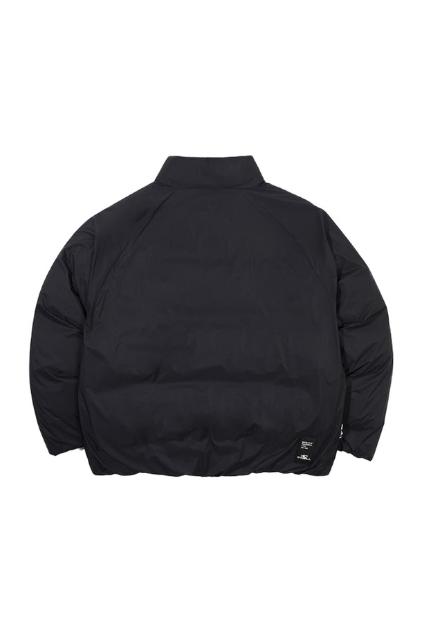 [오닐] 남성 카슨 덕다운 점퍼 OMDMM4153-199는 캐주얼하고 스트릿한 스타일을 연출하기 좋은 남성용 덕다운 점퍼입니다. 겨울철 일상 및 여행, 산책 등 다양한 TPO에 활용할 수 있으며, 넥, 소매, 밑단 밴딩 처리로 활동성을 높였습니다. 두꺼운 두께감과 부드러운 촉감의 나일론 소재에 TPU 코팅 처리를 하여 방풍 기능을 강화했습니다. 덕다운 충전재와 패딩 안감으로 보온성을 극대화하여 추운 날씨에도 따뜻하게 착용 가능하며, 무지 디자인의 루즈핏으로 편안한 착용감을 선사합니다. 집업 스타일로 간편하게 착용할 수 있습니다.
