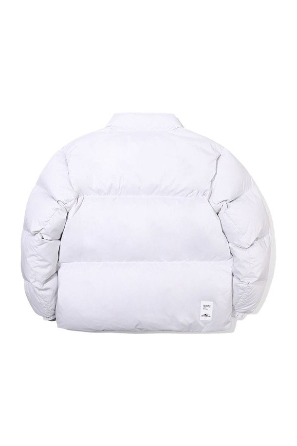 [오닐] 공용 발열 베이 덕다운 점퍼 OUDMM4155-109는 겨울철 일상 및 스포츠 활동에 적합한 남녀 공용 덕다운 점퍼입니다. 발열 기능을 갖춘 HEAT 시스템으로 보온성을 높였으며, 오리솜털 80%와 오리깃털 20%의 충전재를 사용하여 따뜻함을 제공합니다. 실버 그레이 색상의 무지 디자인으로 스포티하면서도 베이직한 스타일을 연출합니다. 슬림핏, 스탠다드핏, 루즈핏, 오버핏 등 다양한 핏으로 폭넓은 스타일을 소화할 수 있으며, 긴소매와 집업 여밈 방식으로 편안하게 착용 가능합니다. [오닐] 덕다운 점퍼는 겨울 데일리룩, 산책룩, 여행룩 등 다양한 TPO에 활용하기 좋습니다.
