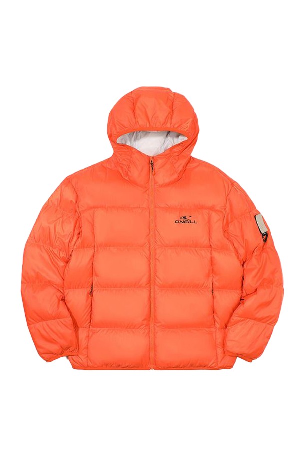 [오닐] 남성 커터 후드 볼륨 덕다운 점퍼 OMDMM4103-301은 일상, 아웃도어 활동은 물론 겨울 데일리룩과 여행룩에 모두 잘 어울리는 남성용 덕다운 점퍼입니다. 스포티, 캐주얼, 고프코어 스타일을 모두 소화할 수 있으며, 넉넉한 레귤러 핏으로 편안하게 착용 가능합니다. 오렌지 컬러에 로고 패턴으로 포인트를 주었으며, 두꺼운 두께감과 부드러운 촉감으로 따뜻함을 선사합니다. 후드 타입에 집업 여밈 방식으로 간편하게 입고 벗을 수 있으며, 카라비너 탈부착, 패커블 디자인, 경량 덕다운 충전재 (오리털 80%, 오리깃털 20%)로 기능성까지 갖춘 겨울철 필수 아이템입니다.

