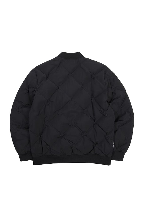 [오닐] 남성 가필드 튜브 덕다운 점퍼 OMDLM4102-199는 겨울철 데일리룩을 위한 남성용 덕다운 점퍼입니다. 블랙 색상으로 출시되었으며, 캐주얼, 스포티, 미니멀 스타일을 연출하기에 좋습니다. 심플한 월딩 패턴과 레귤러 기장의 집업 스타일로 제작되었으며, 슬림핏, 스탠다드핏, 루즈핏, 오버핏 등 다양한 핏으로 착용 가능합니다. 3D 다이아본드 튜브 원단을 사용하여 털 빠짐을 줄였으며, 우수한 보온성과 경량성을 제공하는 2-Layer 구조로 제작되었습니다. 폴리에스터, 오리솜털, 오리깃털 소재로 만들어져 추운 겨울철에도 따뜻하게 입을 수 있습니다.
