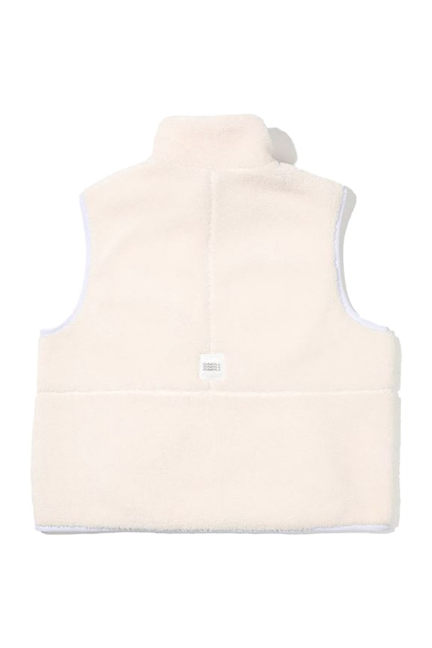 [오닐] 여성 케이트 플리스 하프집 베스트 OWVEM8103-103은 부드러운 촉감의 폴리에스터 소재로 제작되어 보온성을 제공하는 여성용 베스트입니다. 크림 컬러의 무지 디자인으로, 일상 및 스포츠 활동에 모두 적합하며, 가을, 겨울 계절에 따뜻하게 착용할 수 있습니다. 하프집업 스타일과 슬림핏으로 캐주얼, 스포티, 미니멀 스타일을 연출하며, 주머니 포켓과 신축성, 안감으로 실용성을 더했습니다. 산책룩이나 겨울 데일리룩에 편안하게 매치하기 좋은 아이템입니다. 민소매 디자인으로 활동성을 높였습니다.
