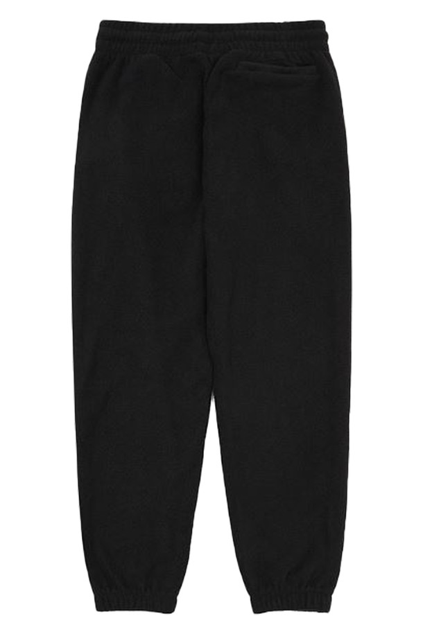 [오닐] 공용 코르테 에센셜 마이크로 플리스 조거 트레이닝 팬츠 OUFPM4111-199는 스포티하고 베이직한 스타일의 공용 트레이닝 팬츠입니다. 가을, 겨울 계절에 적합하며, 일상 및 피트니스 활동에 활용할 수 있습니다. 부드러운 촉감의 폴리에스터 및 플리스 소재로 제작되어 보온성과 신축성을 제공합니다. E-BAND 허리 밴딩과 밑단 처리가 되어 있고, 슬림핏, 스탠다드핏, 루즈핏, 오버핏으로 다양한 핏을 연출할 수 있습니다. OUTFM4771, OUTZM4717와 세트 구성이 가능하여 더욱 활용도가 높습니다.
