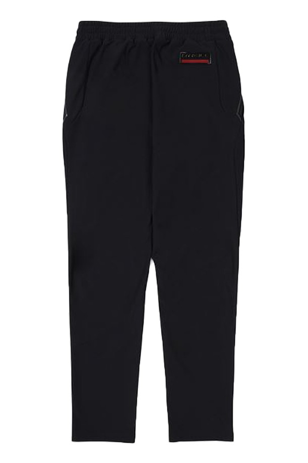 [오닐] 여성 웨스트레이크 스트레이트 팬츠 OWPTM8110-199는 스포티한 스타일의 여성용 스트레이트 핏 긴 바지입니다. 겨울철 스포츠 활동과 일상에서 모두 활용 가능한 이 바지는 블랙 컬러의 무지 디자인으로, 트리코트 기모 안감과 밴딩 처리로 편안한 착용감을 선사합니다. 나일론, 폴리우레탄, 폴리에스터 혼방 소재로 제작되어 신축성이 뛰어나며, 부드러운 촉감이 특징입니다. 슬림핏, 스탠다드핏, 루즈핏, 오버핏 등 다양한 핏으로 스타일 연출이 가능하며, 겨울 데일리룩, 피트니스룩, 산책룩에 적합합니다.
