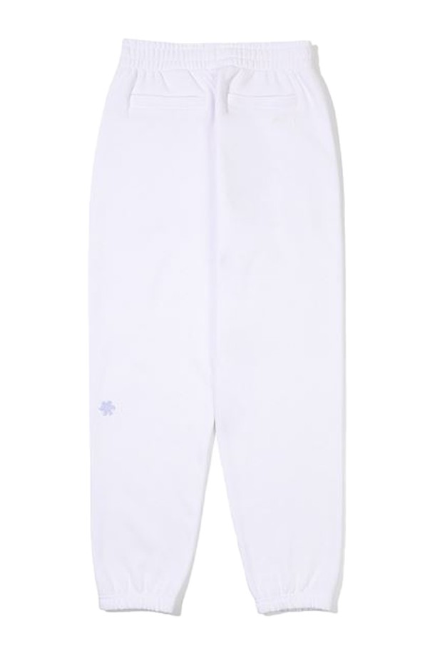 [오닐] 여성 글렌 아트웍 조거 팬츠 OWPTM8111-101는 부드러운 면, 폴리에스터 혼방 소재에 기모 안감을 더해 따뜻하고 포근한 착용감을 선사합니다. 허리 스트링과 신축성 있는 밴딩으로 편안한 착용감을 제공하며, 슬림핏과 조거핏으로 다리가 길어 보이는 효과를 줍니다. 오프 화이트 컬러에 로고 패턴이 더해져 스포티하면서도 캐주얼한 스타일을 연출합니다. 겨울철 일상복, 집콕룩, 산책룩 등 다양한 TPO에 활용하기 좋으며 미니멀, 캐주얼, 스포티 스타일을 즐기는 여성에게 적합합니다. 비침 걱정 없이 편안하게 착용할 수 있는 두꺼운 두께감의 긴 기장 팬츠입니다.
